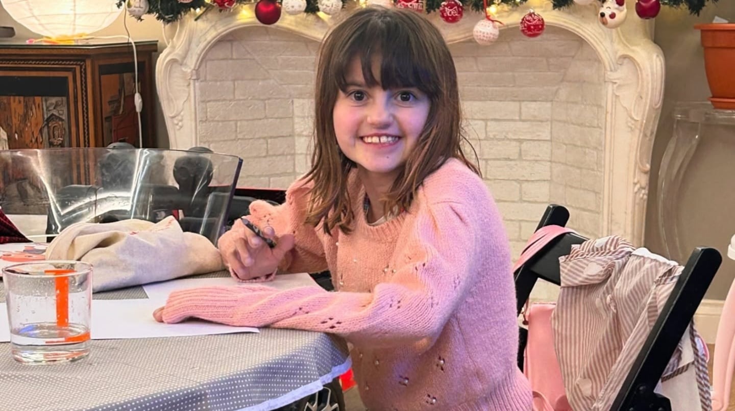 Una joven murió a los 18 años por una rara enfermedad que la dejó “atrapada en el cuerpo de una niña”