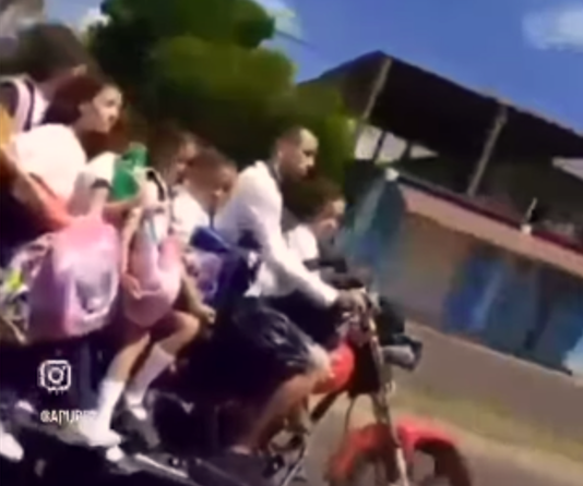 Buscan en Apure a irresponsable que llevaba seis niños sin casco en una moto (Video)